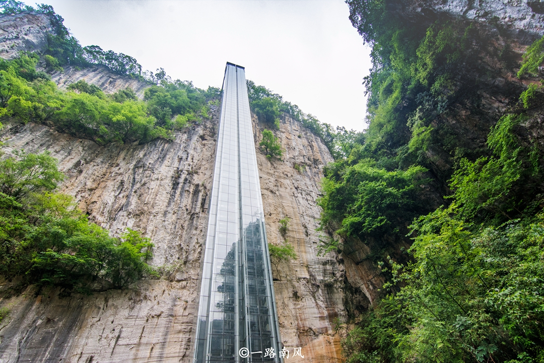 织金大峡谷位于贵州毕节市织金县风景区内