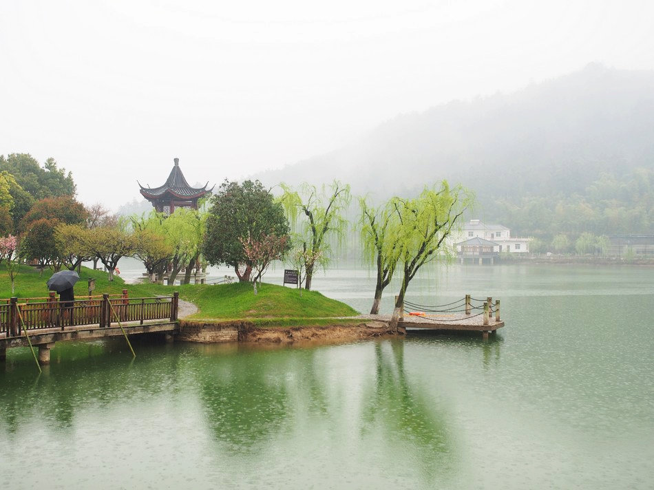    细雨如丝,杨柳如烟.