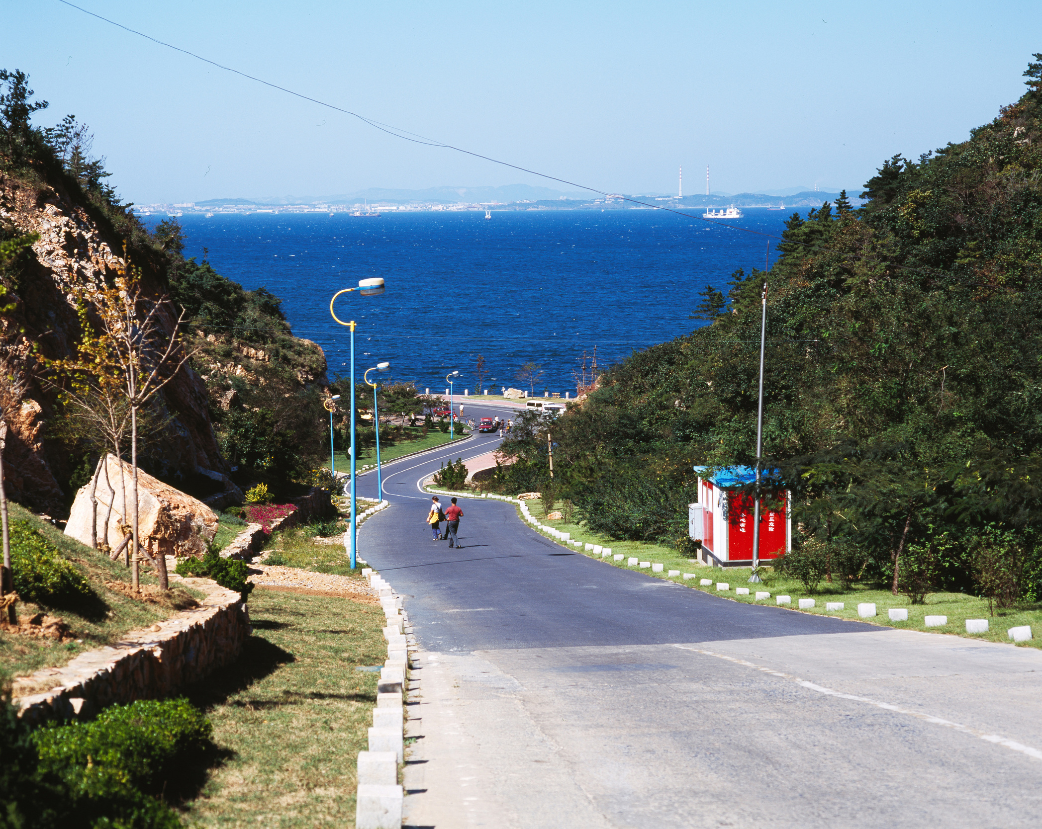 滨海路东起风光秀丽的海之韵公园,棒棰岛