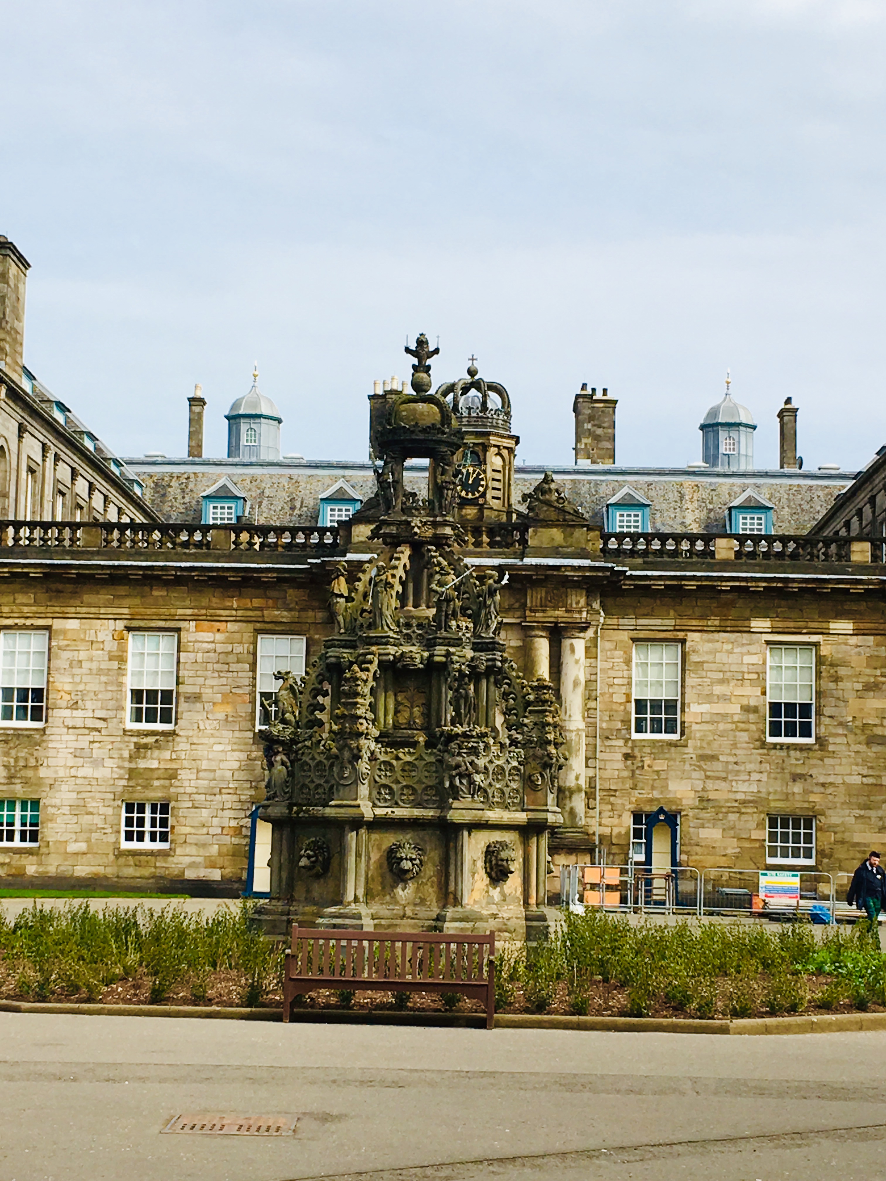 16世纪初荷里路德宫(palace of holyroodhouse)落成,取代爱丁堡城堡