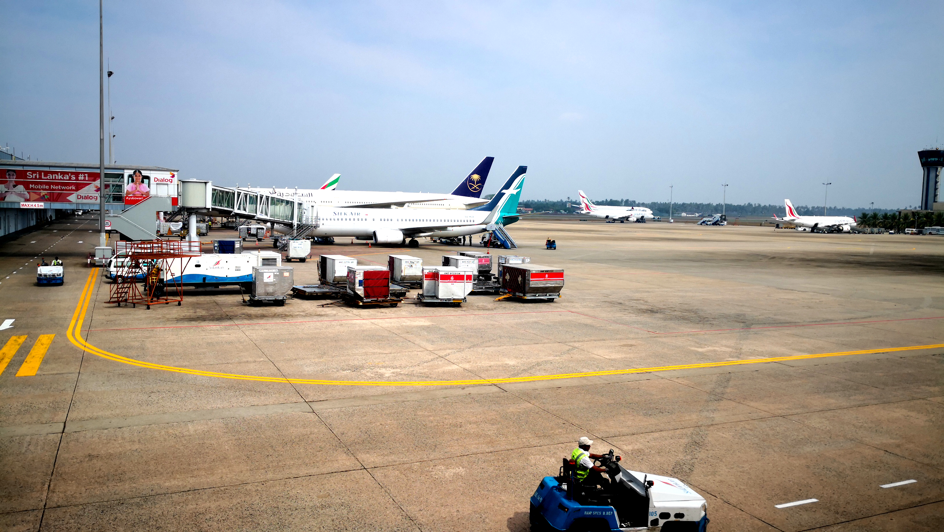 这是我去过的很多机场,看见过的最大行李车