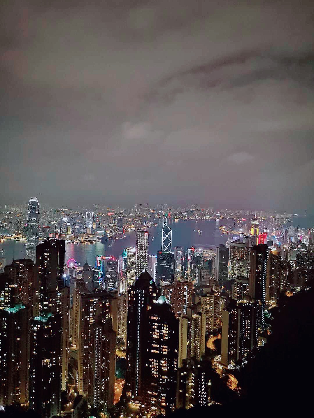 感受高铁抵达香港西九龙的速度