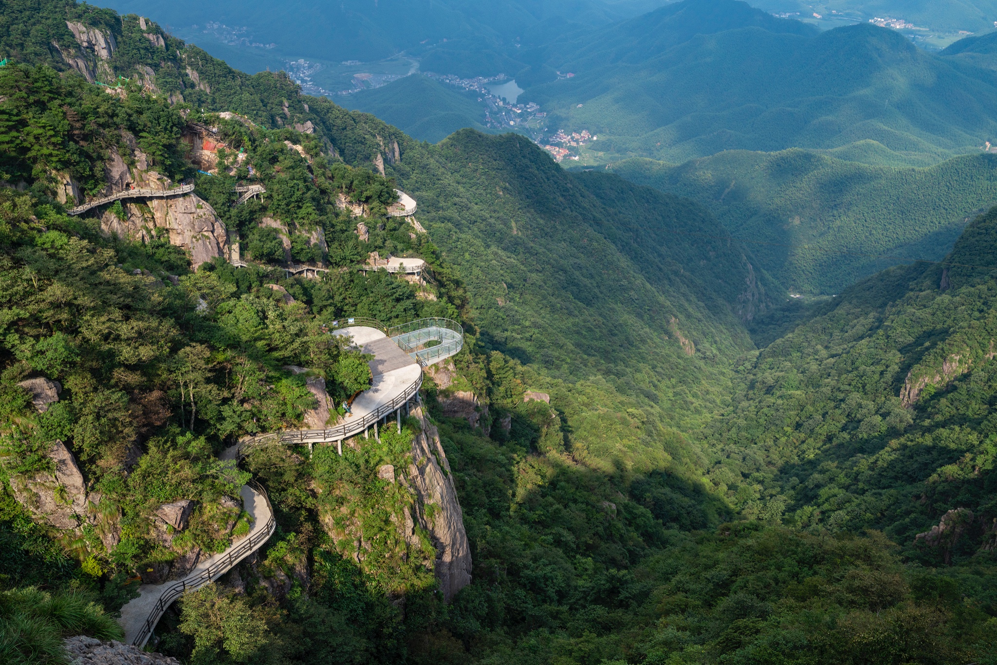 首发安吉云上草原感受高山的激情与刺激夏天就该放肆玩儿