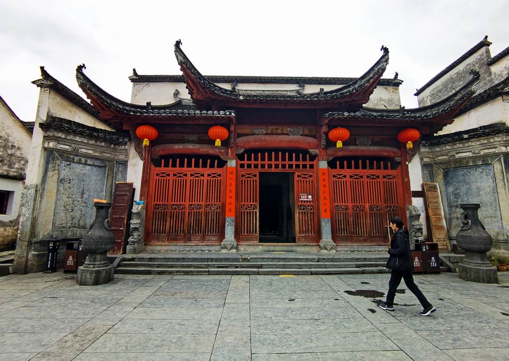 进入西递村里面,走走停停间,定会邂逅胡氏宗祠."追本溯源,莫重于祠.