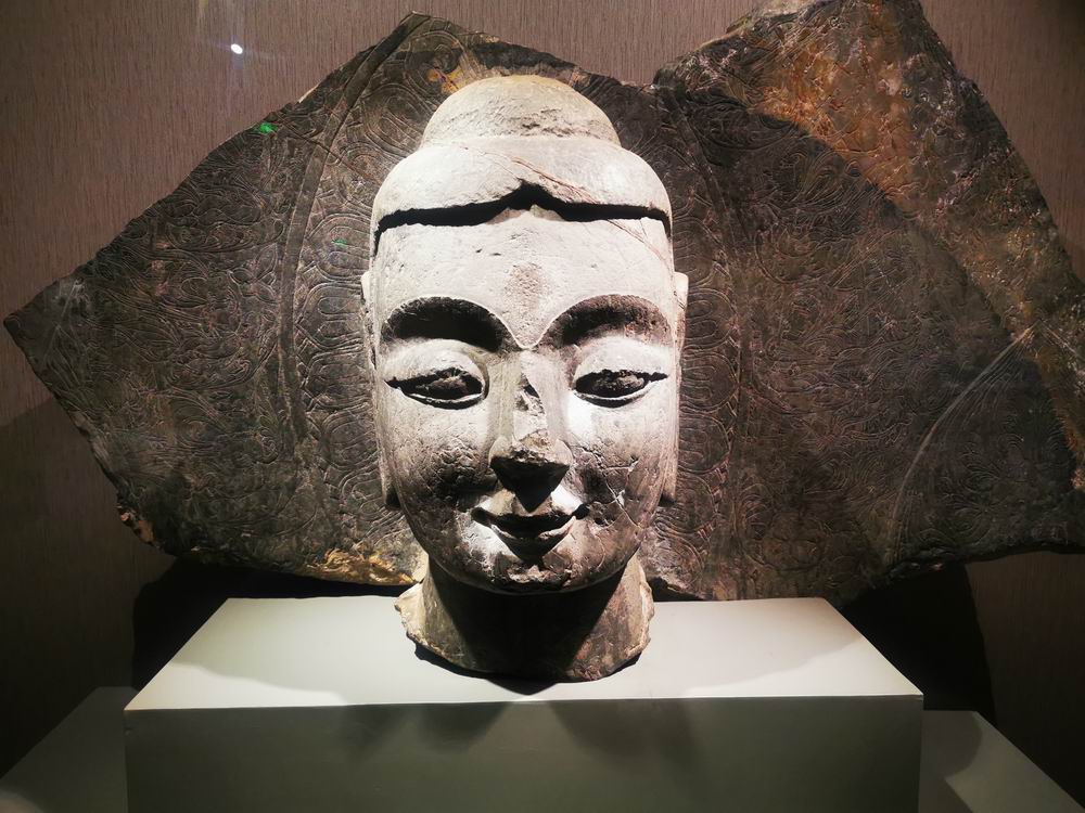 图为旅顺博物馆展出的古代佛像.