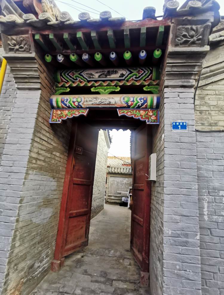 老街两边的巷子,有许多古老的四合院.