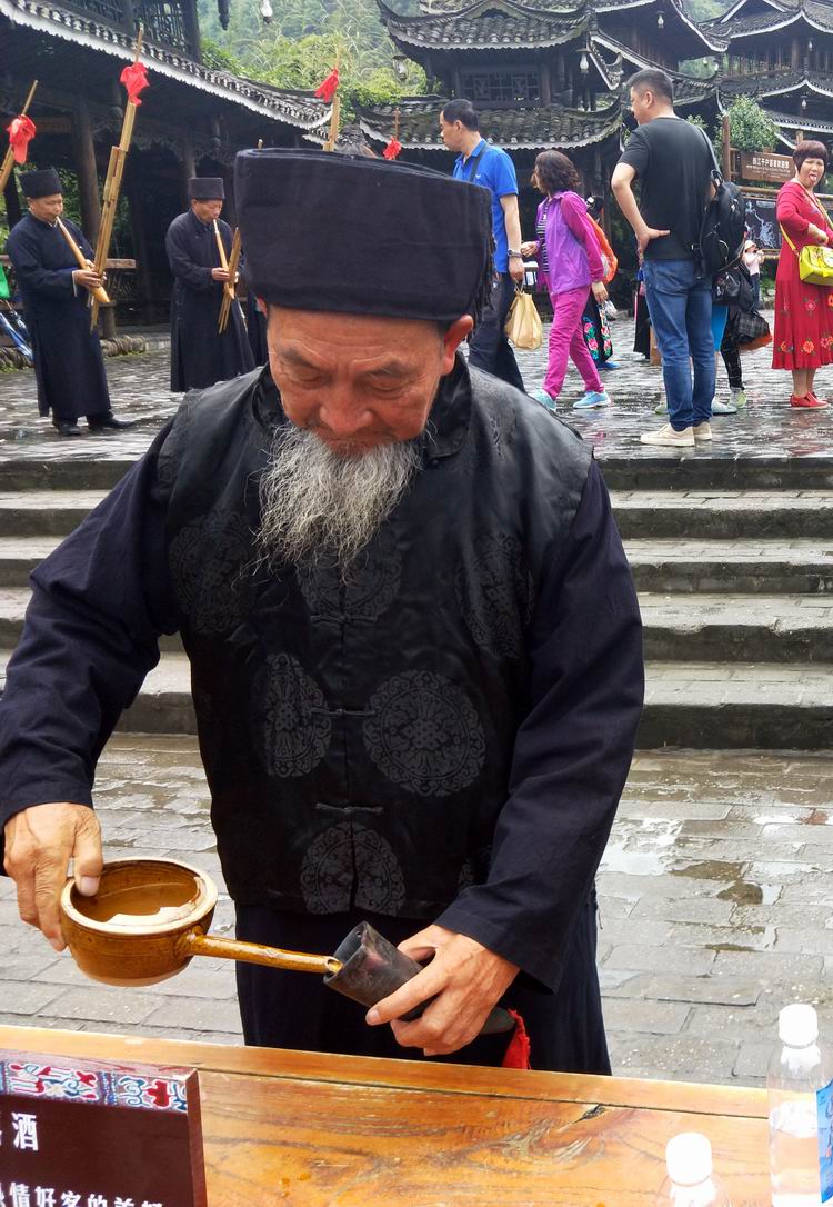 敬完一杯酒,长须老人会倒上第二杯酒,直到