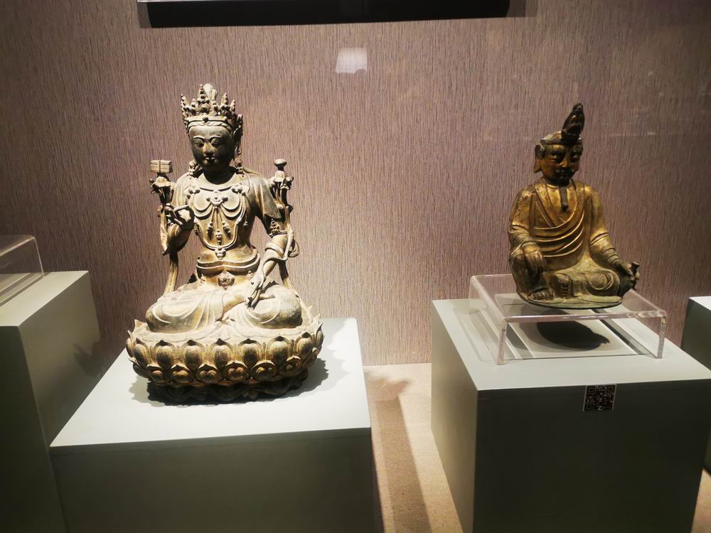 图为旅顺博物馆展出的古代佛像.