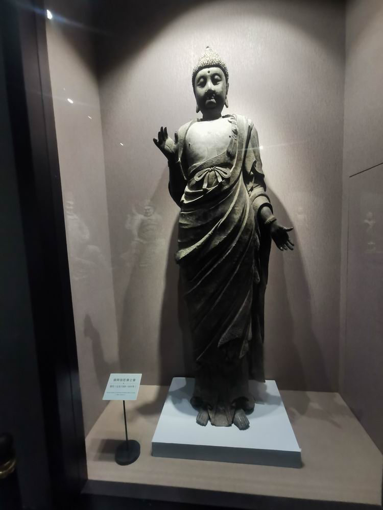 图为旅顺博物馆展出的古代佛像.