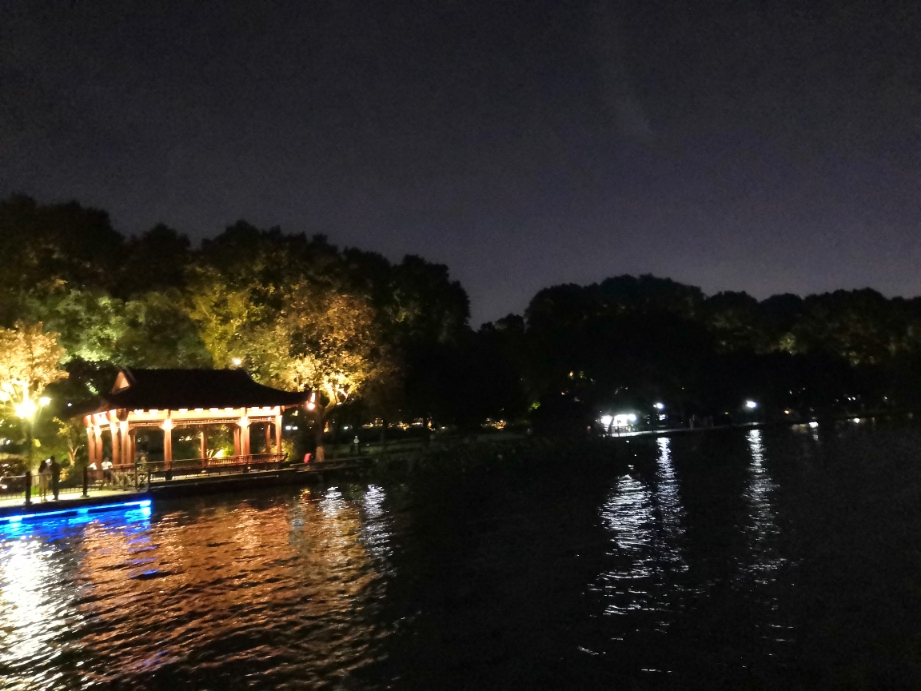 夜幕下乘船夜游杭州西湖观赏西湖夜景之胜