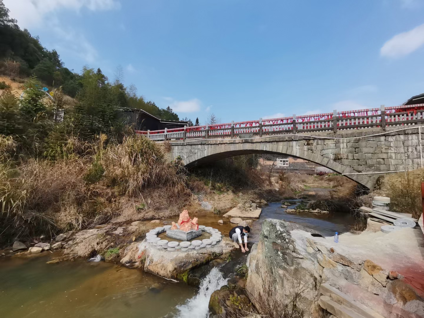 钱来山风景区位于福建省宁德市古田县大桥镇钱厝村,是福建首个"钱文化