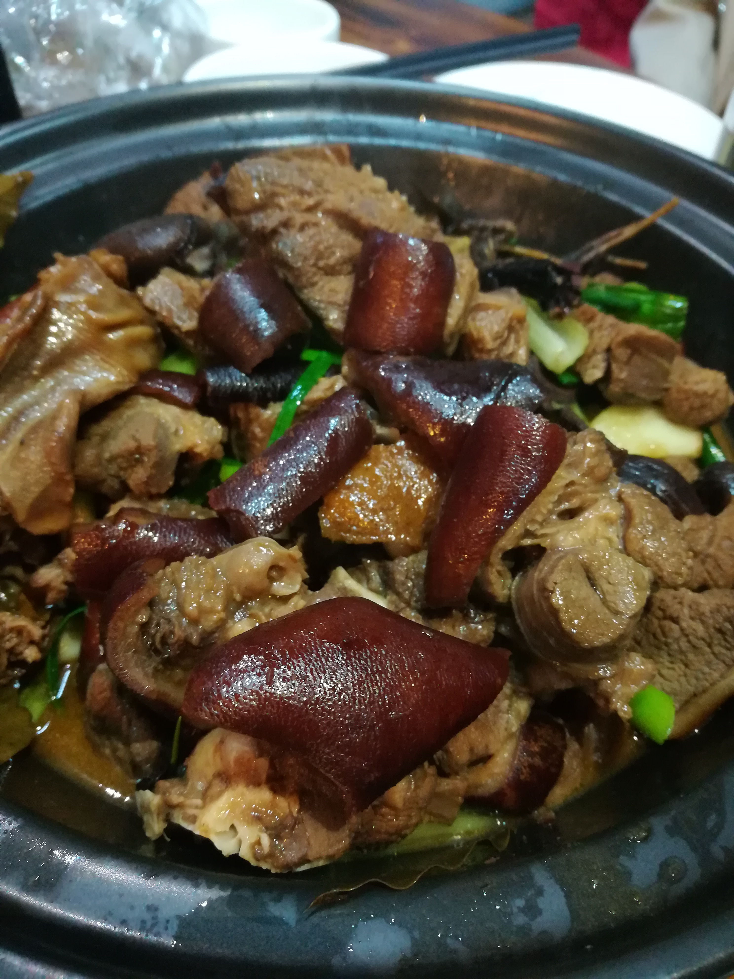 这干锅脆皮狗的带皮狗肉味道很熟悉,就是老南宁的做法,肉很香,皮特别