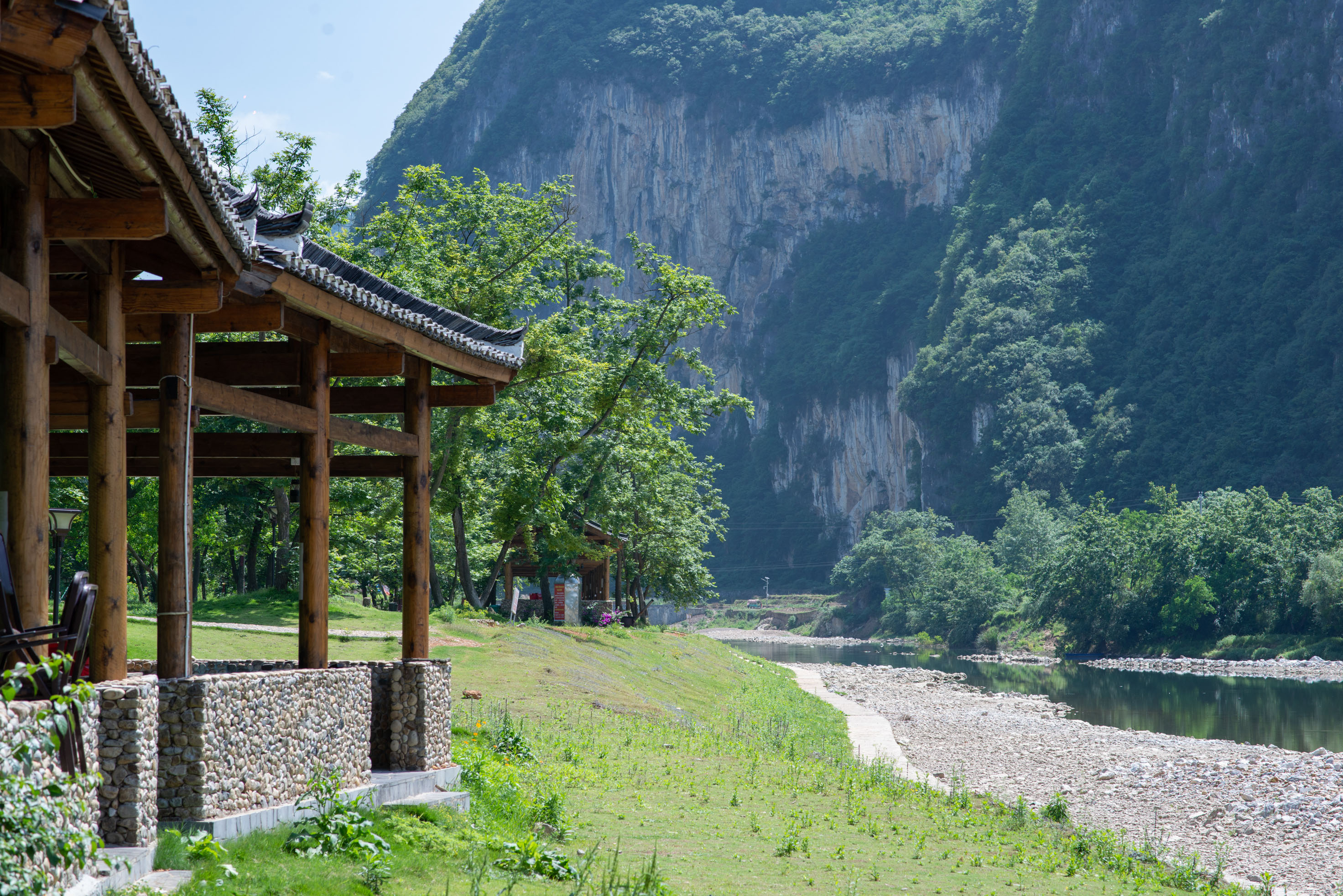 六硐风景名胜区,峡谷幽幽,泛舟其上,险峰