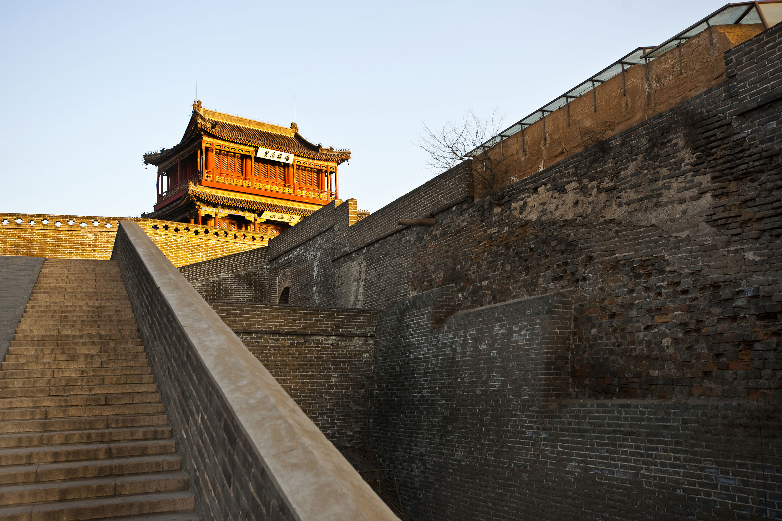 两汉时期,此地设临渝县,在今山海关城南古城村有"五花城"遗址留存.