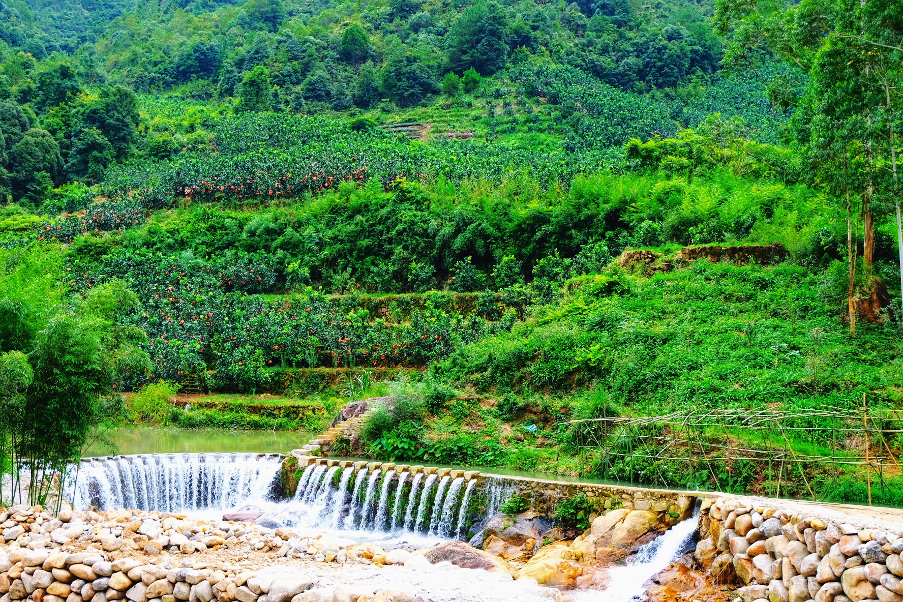 印象半径位于漳州平和县九峰镇,这是一家集多种娱乐的景区,绿水青山