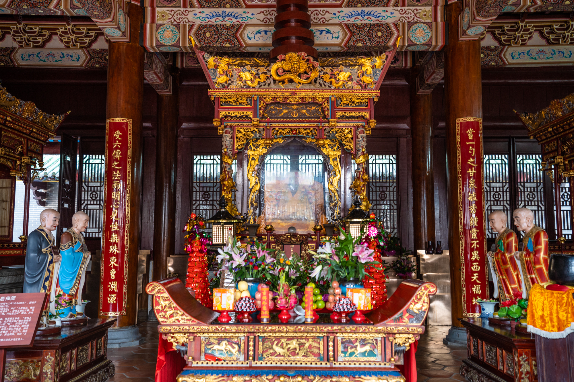 它是南华寺最珍贵的文物,就供奉在六祖殿正中.
