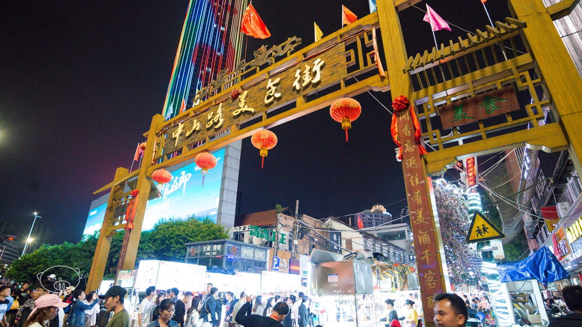 南宁|很多本地人没去过的邕江夜游,顺便去中山路美食街撸个串