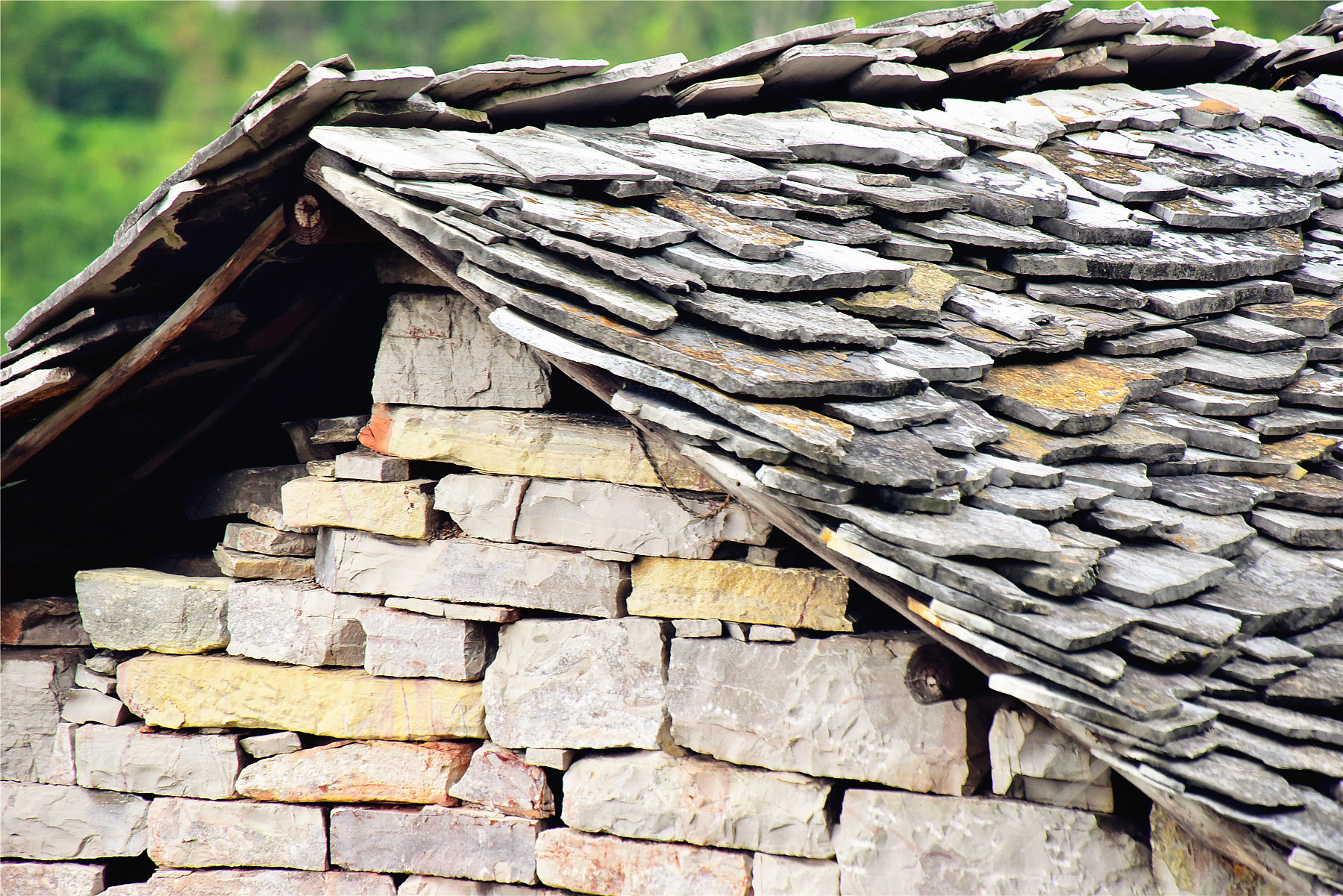 奇特的是不仅墙体使用石头垒砌,就连屋顶也是用当地特有的薄石板盖的