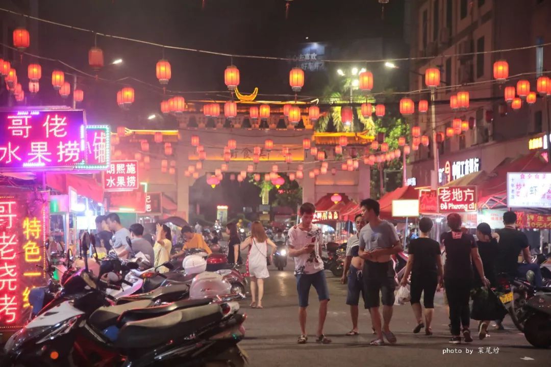 直接驱车到中越边境小城凭祥市,入住在夜市附近的酒店,晚上到美食街去