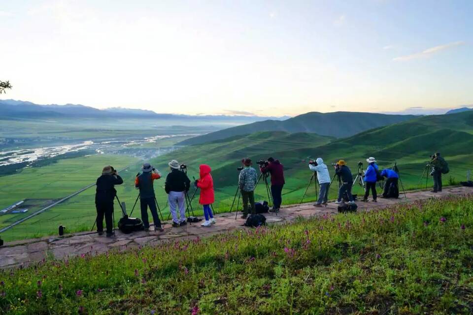 照壁山---> 门源 高铁站, 门源 高铁站真是个美丽的高铁站,建在一望无