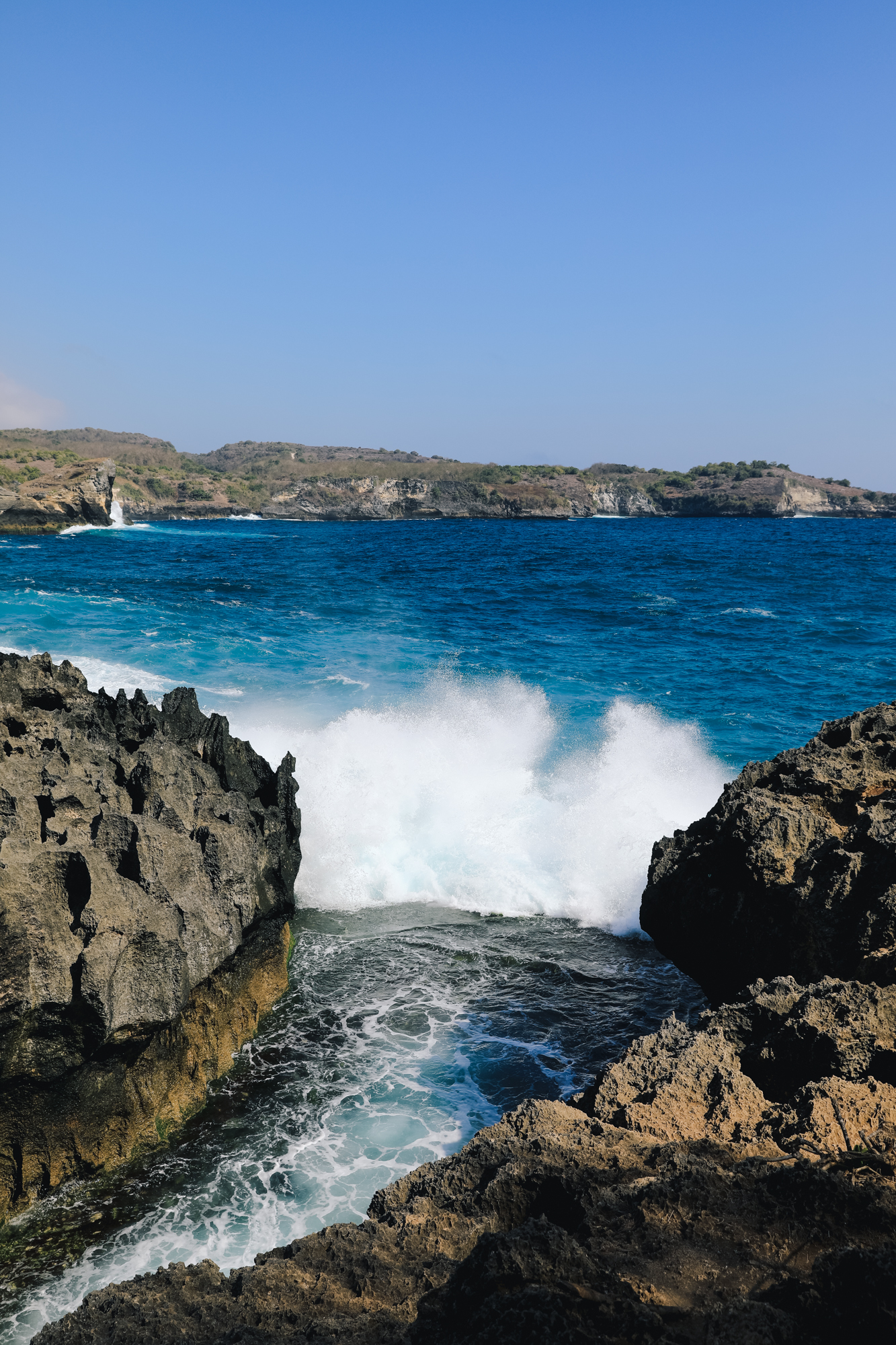 猛烈敲击海岸的海浪,只能坐在岸上凹凹造型