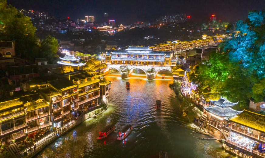 越夜越朦胧—凤凰古城&沱江夜游全攻略