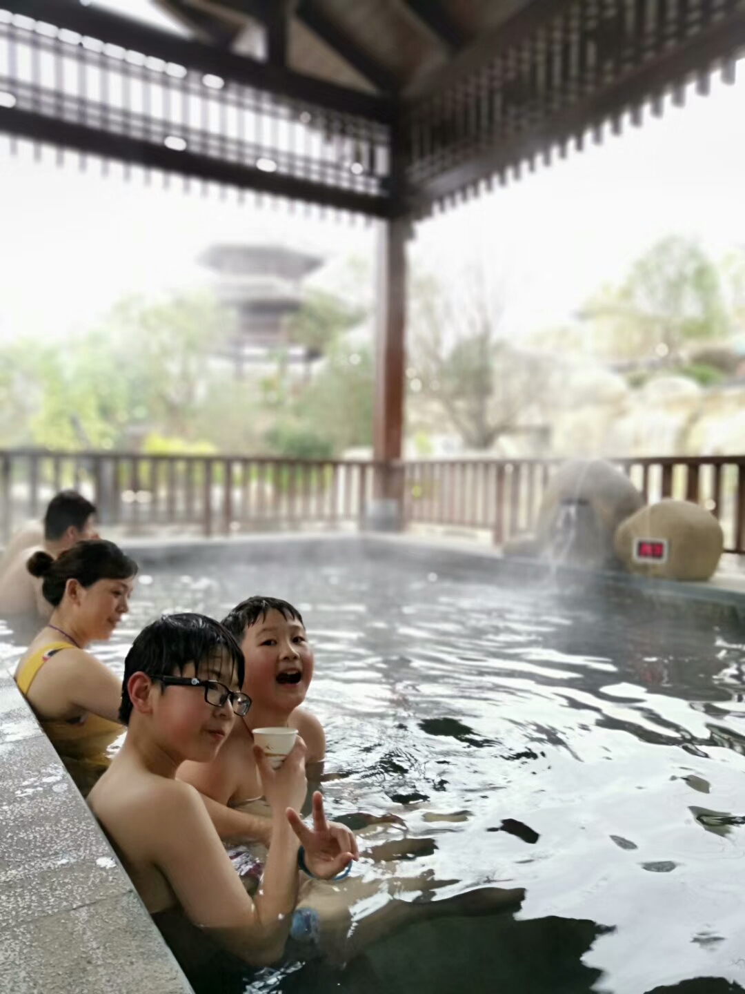 小孩随父母在福州凤翔首邑温泉度假村泡温泉嬉水
