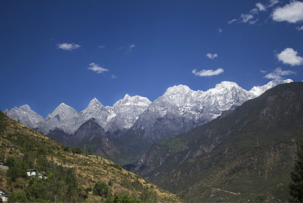回程的路上在饭馆就看到石卡雪山,这云南真