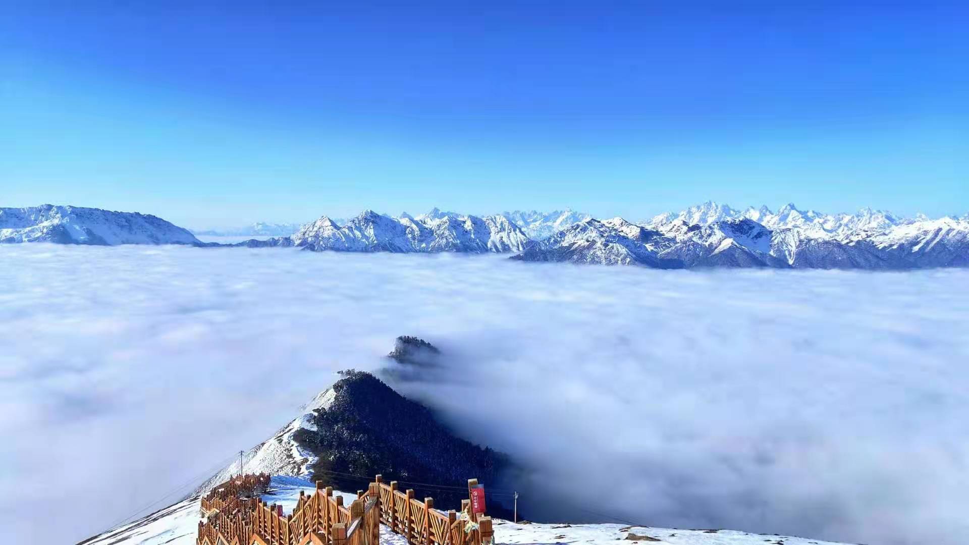 达瓦更扎位于四川省宝兴县硗碛藏族乡嘎日村境内,达瓦更扎(为嘉绒藏语