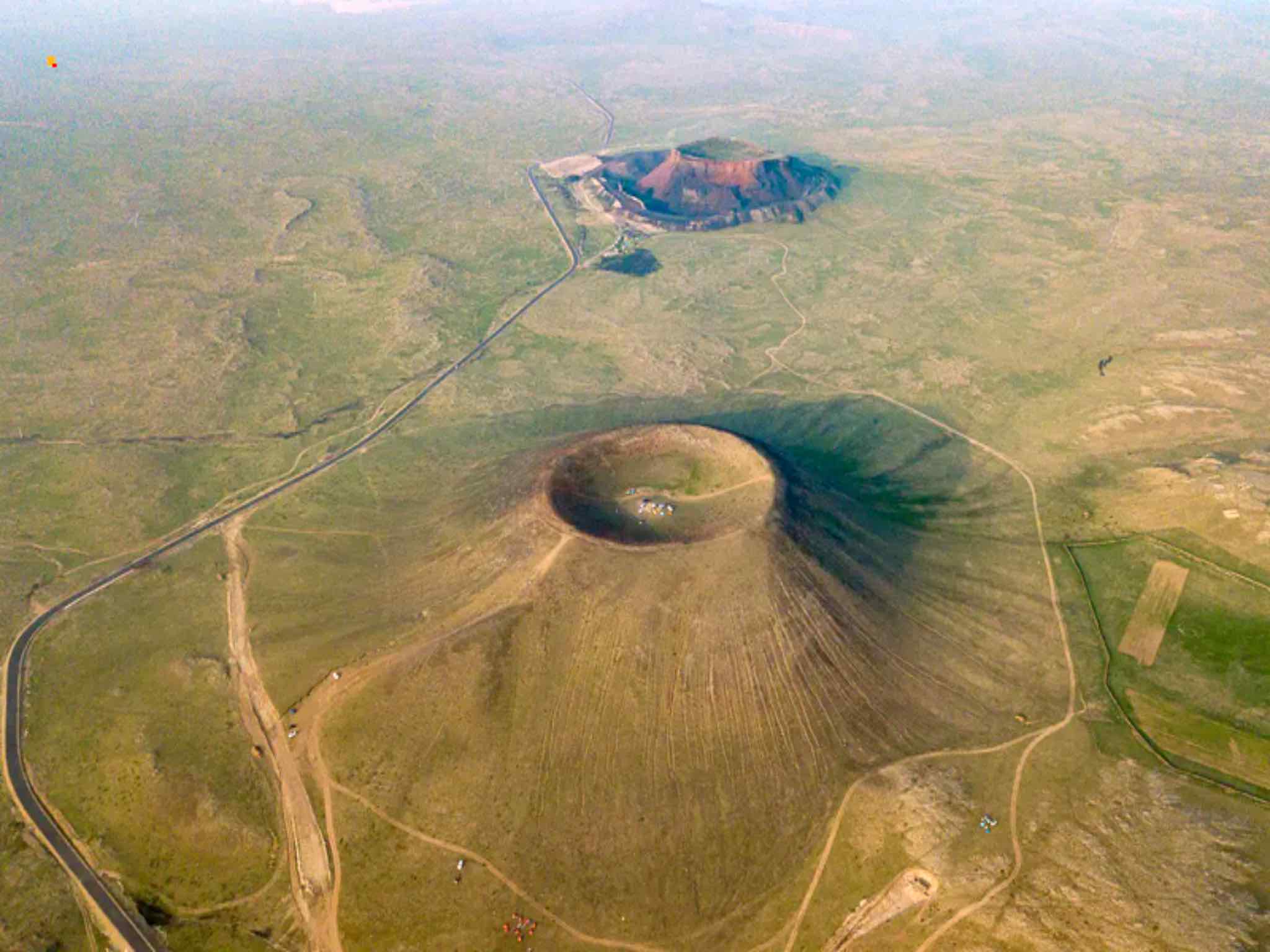 察哈尔火山共有20余座,位于察右后旗乌兰哈达苏木境内.