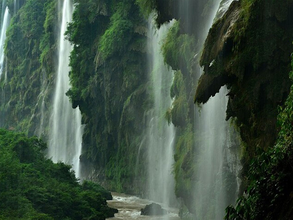 游玩时长:约2小时  兴义当地农家餐厅午餐,后前往【马岭河峡谷】,景区