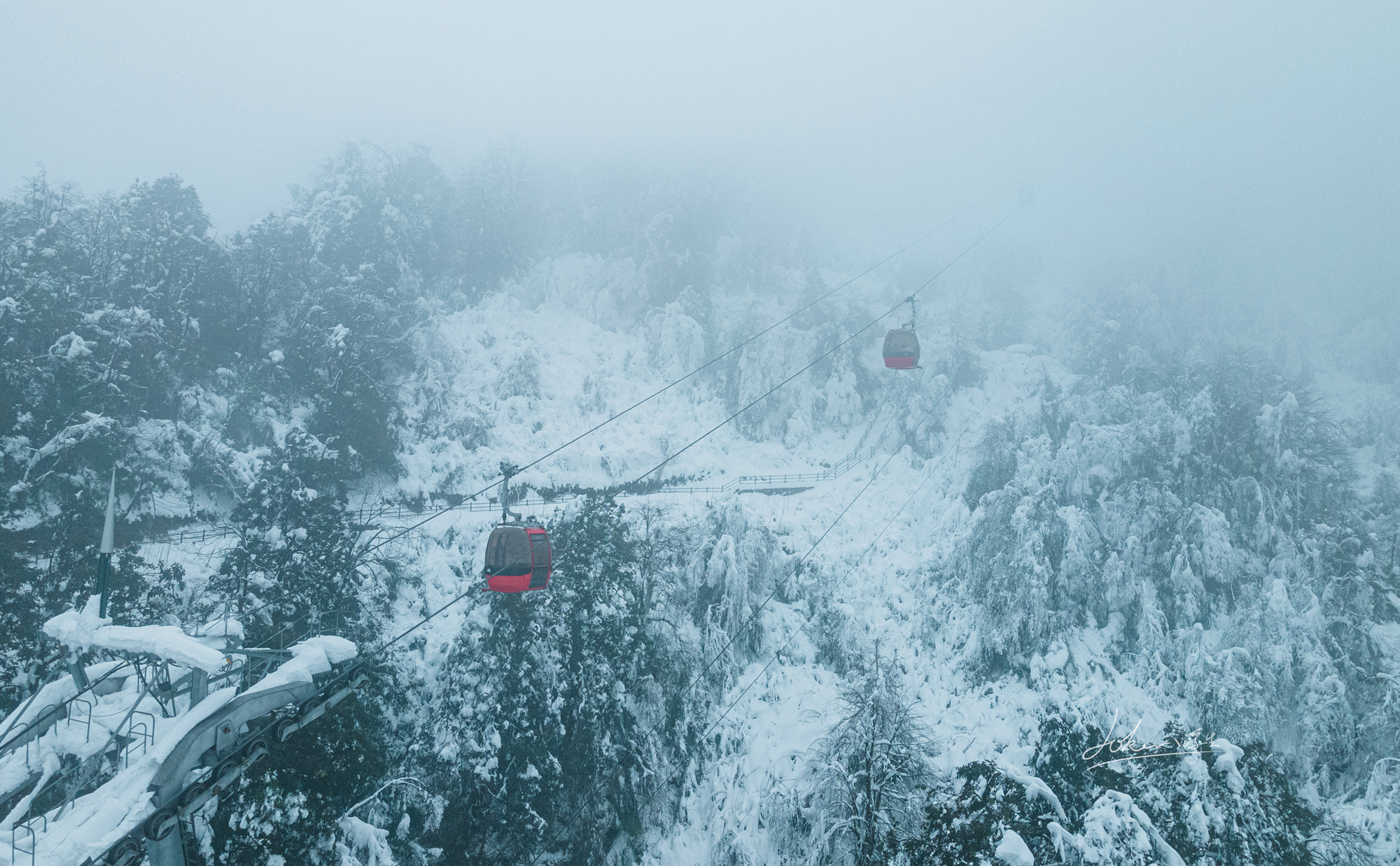 瓦屋山瓦屋山再次来到古佛坪,半山处的能见度要好多了,广场上的雪雕