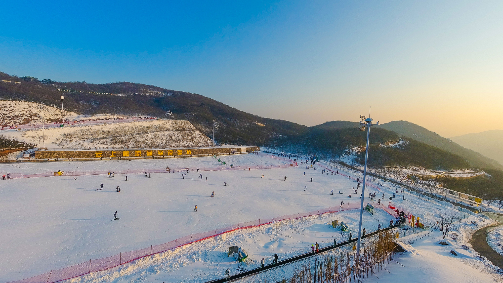 结果我去滑雪的那天天气真不错,2020年12月20日天气晴,天很蓝,温度也