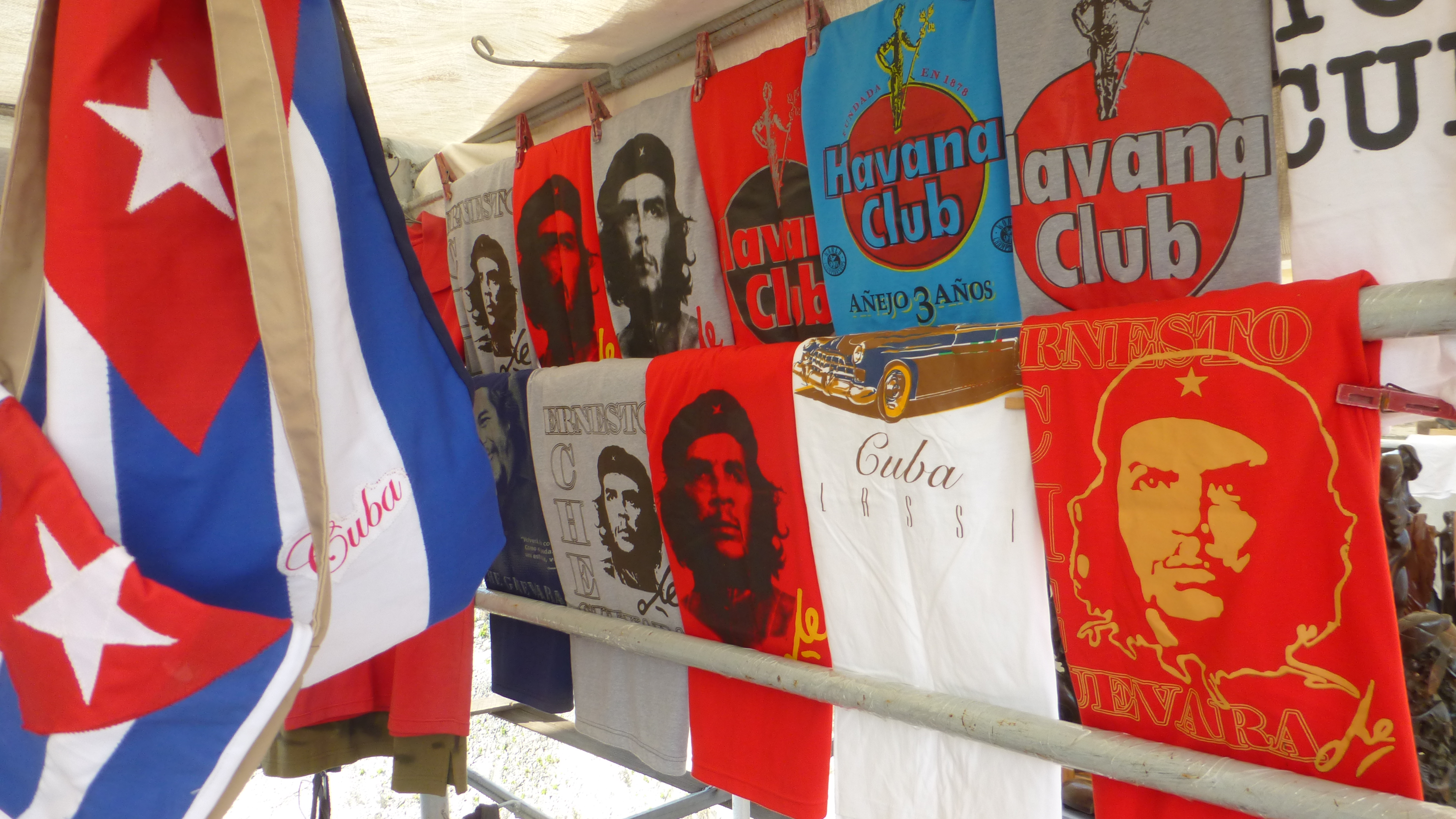 我们系着红领巾,唱着"美丽的哈瓦那,那里有我的家……","要古巴!