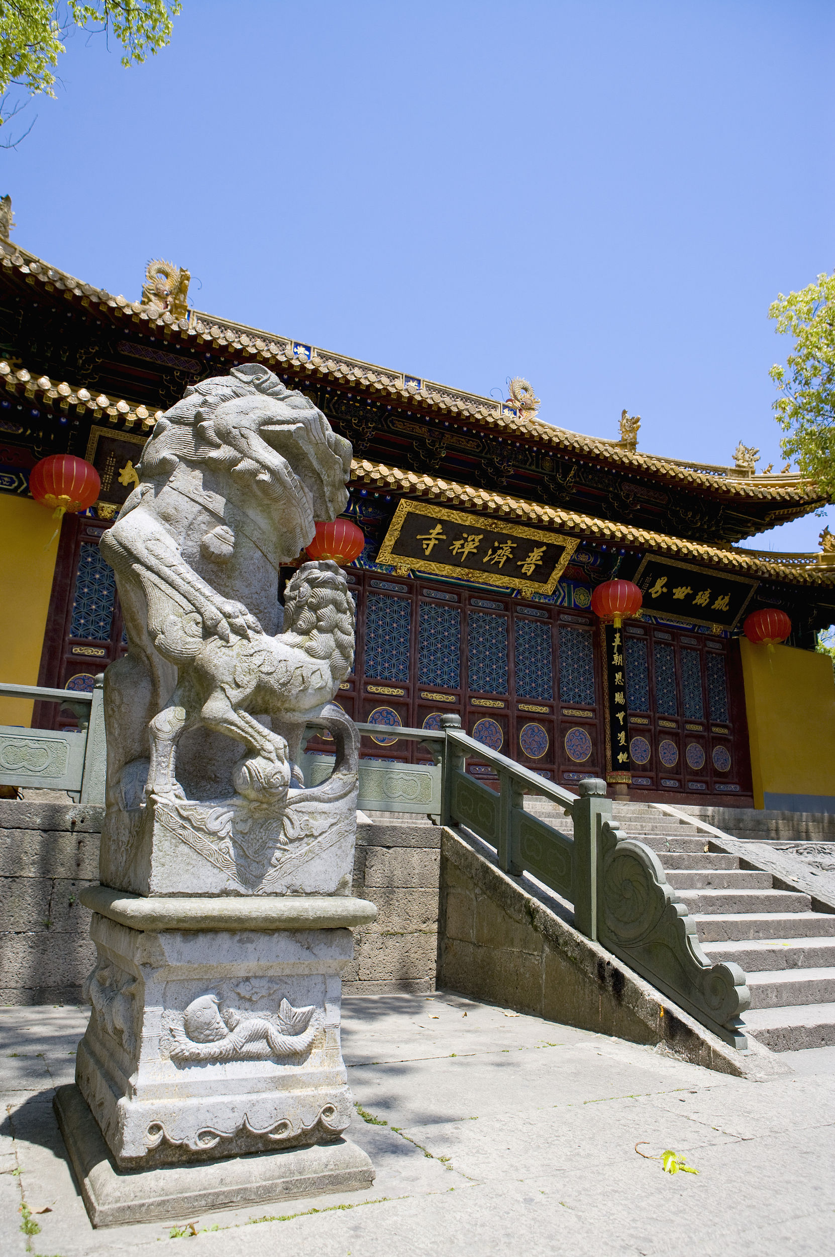 规模最大,是普陀山供奉观菩萨的主刹,也是普陀山第一大寺院,一切重大