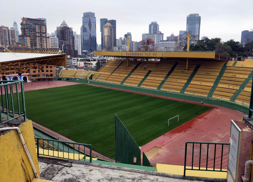 越秀公园里,有很多体育,健身设施.这是一个小型体育场.