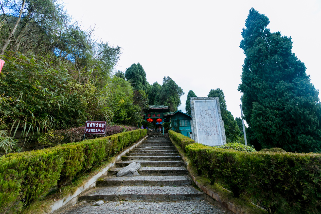 先攀登九嶷山主峰-舜源峰,再下來看舜帝陵.