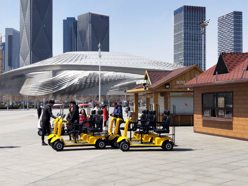 东海广场现在已经成为大连人踏春的好去处