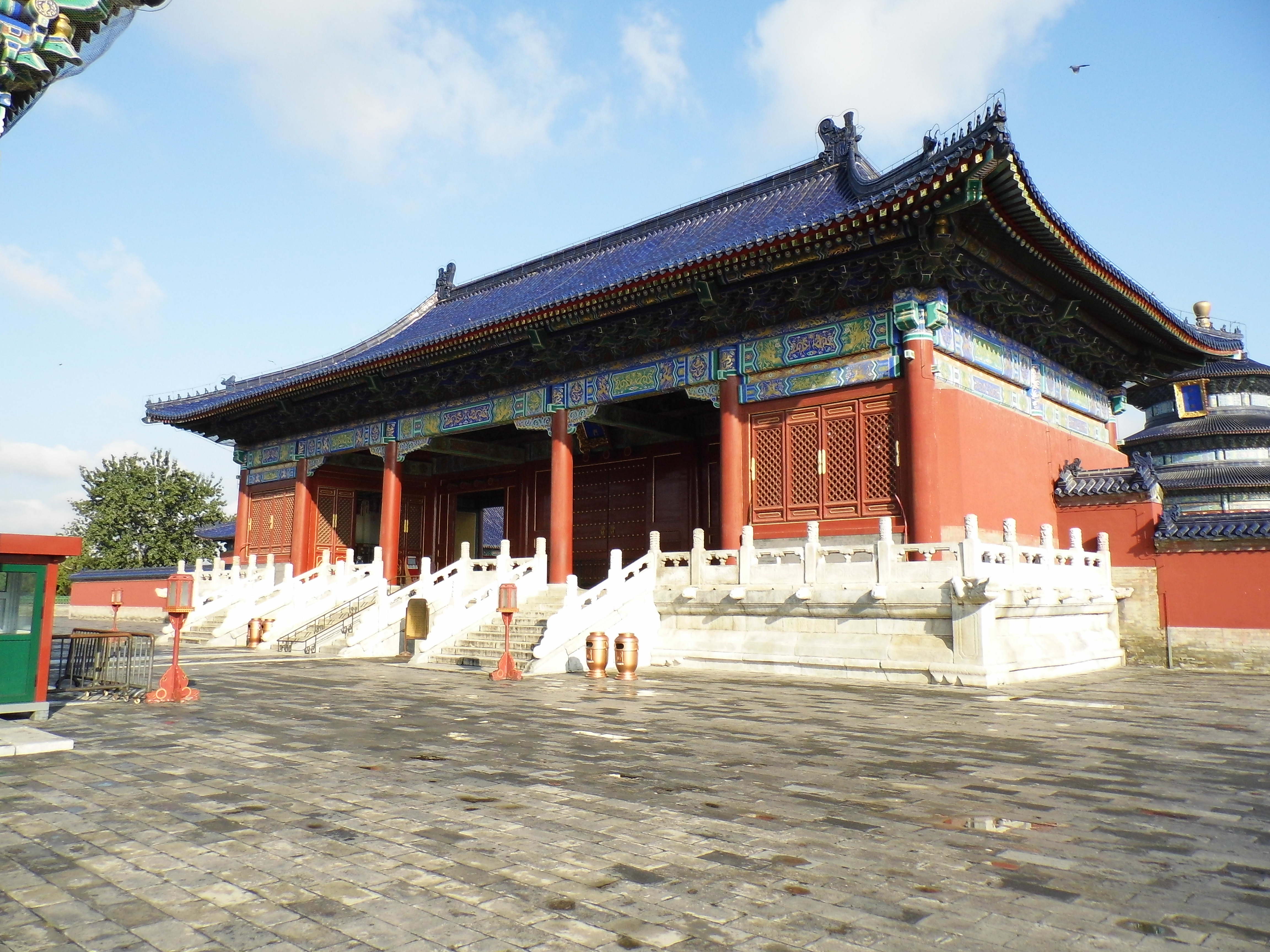 南门内是一座门殿,称祈年门,面阔五间,庑殿顶,覆蓝色琉璃瓦,为明初原