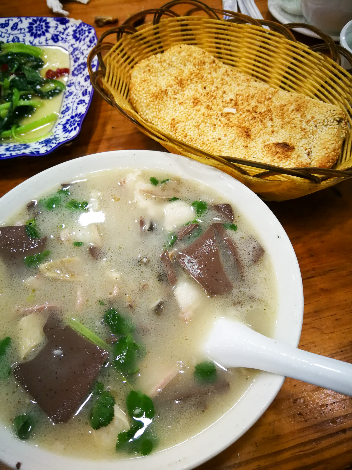 特色羊汤  有点像褡裢火烧的烧饼还是很不错的