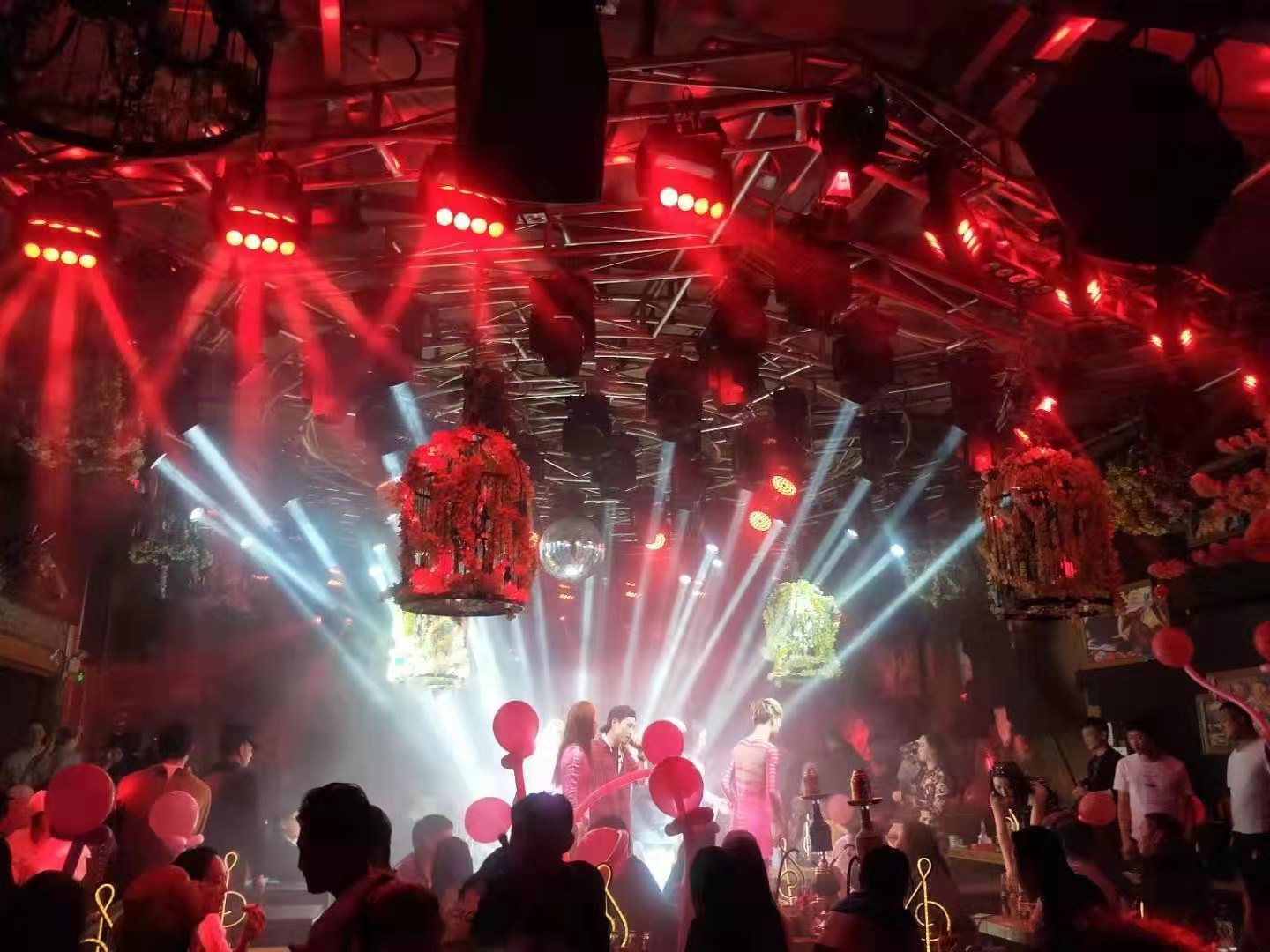 丽江旅游在樱花屋金酒吧的停留