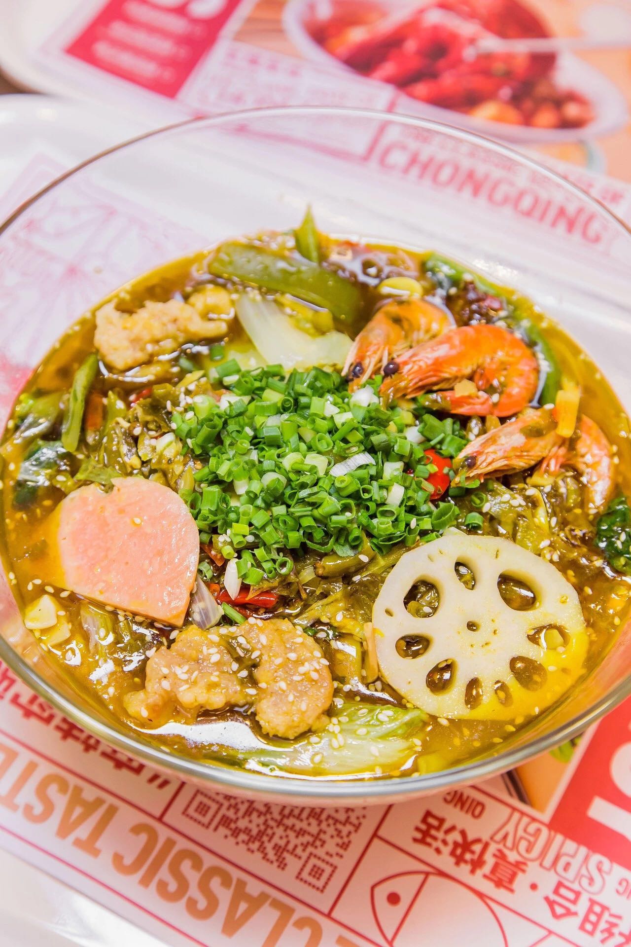 麻辣烫当然不能错过,不过这次我尝试了老坛酸菜味的麻辣烫(强迫鹏哥点