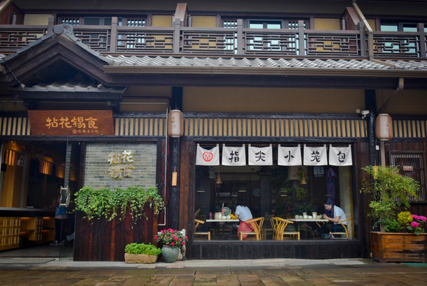 拈花锡食位于拈花湾香月花街上,门面的仿古