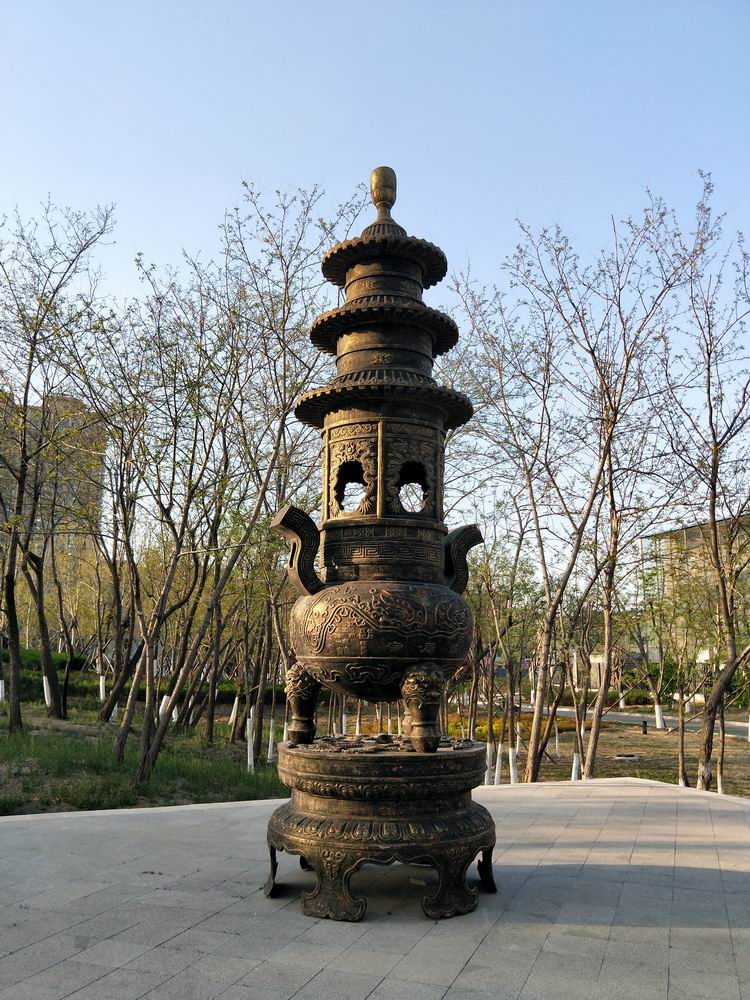 这是龙居寺后门外的香炉这是龙居寺后门外的佛塔这是龙居寺后门外的