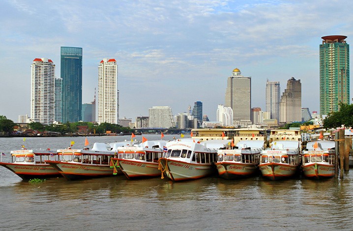 公交船可以算得上是曼谷最早的公共交通工具了,也泰国人民必不可少的