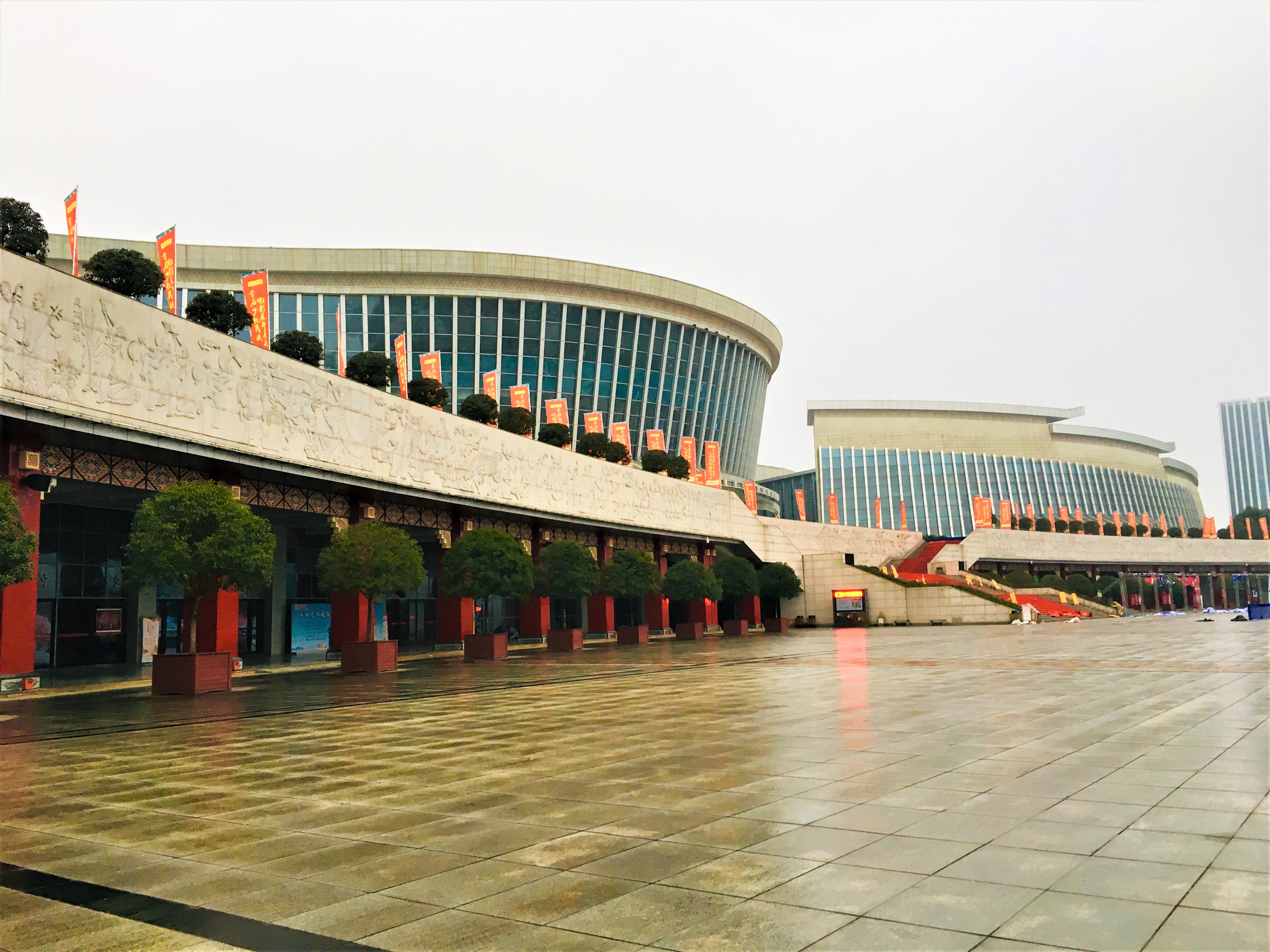 这是恩施旅游团乘车集合点,恩施文化广场.