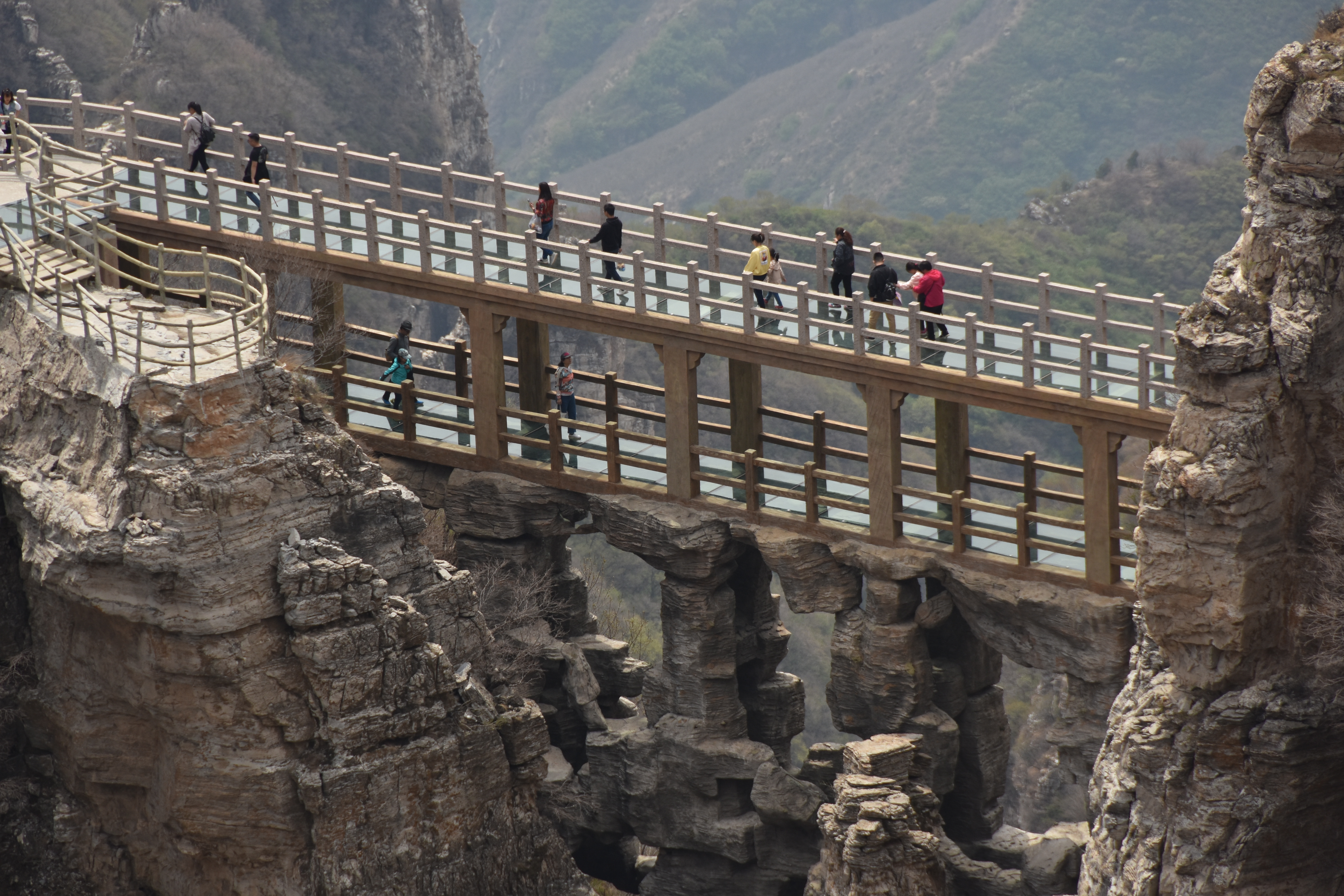 远眺飞狐峡双层玻璃栈道还是挺壮观的.