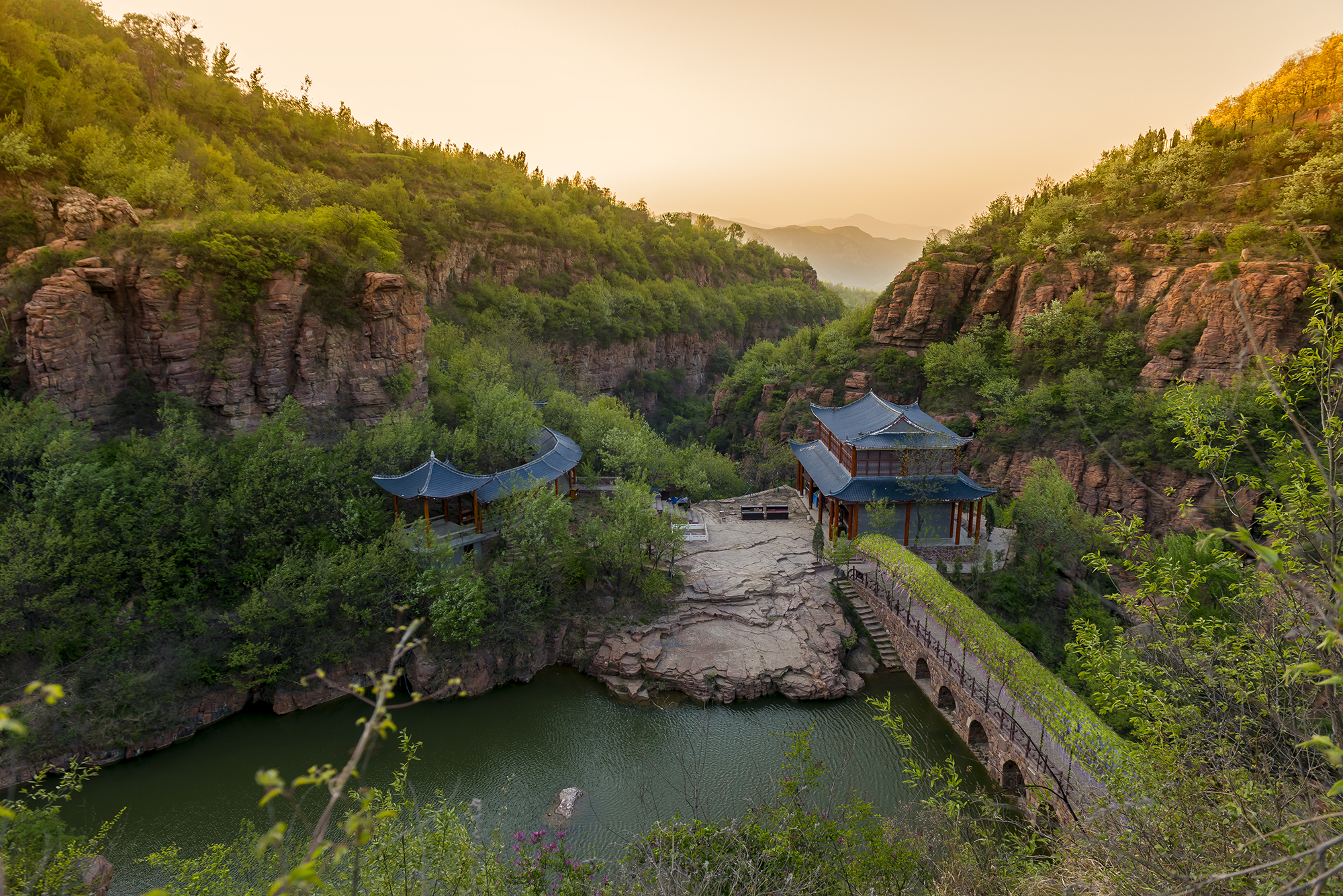 四大核心景點之紅石林景區伏羲山雖然不是高山,但是卻蔥蘢別緻,綿延不