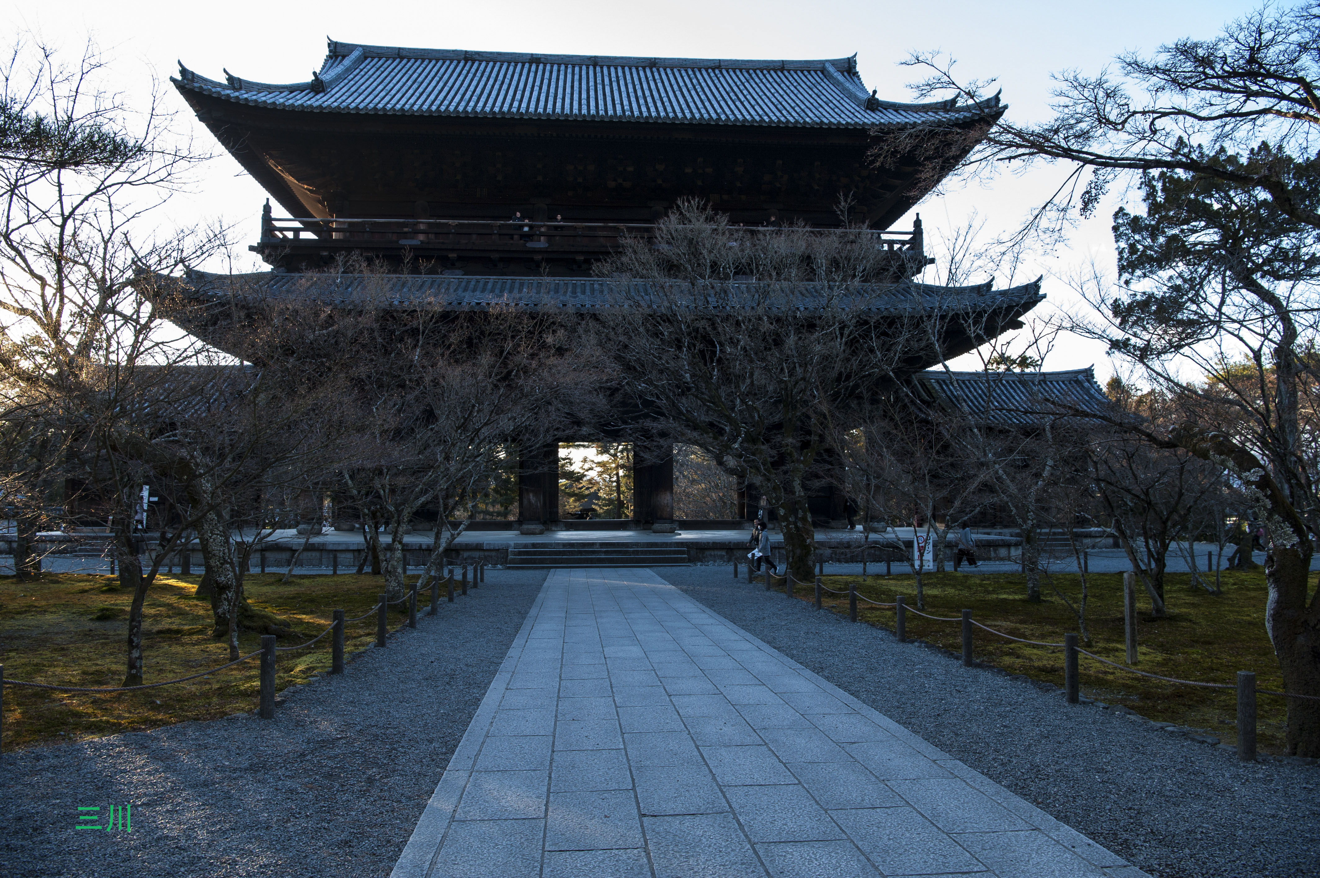 所谓"三门"意指空门,无相门,无愿门,表示佛教修行的三种解脱.