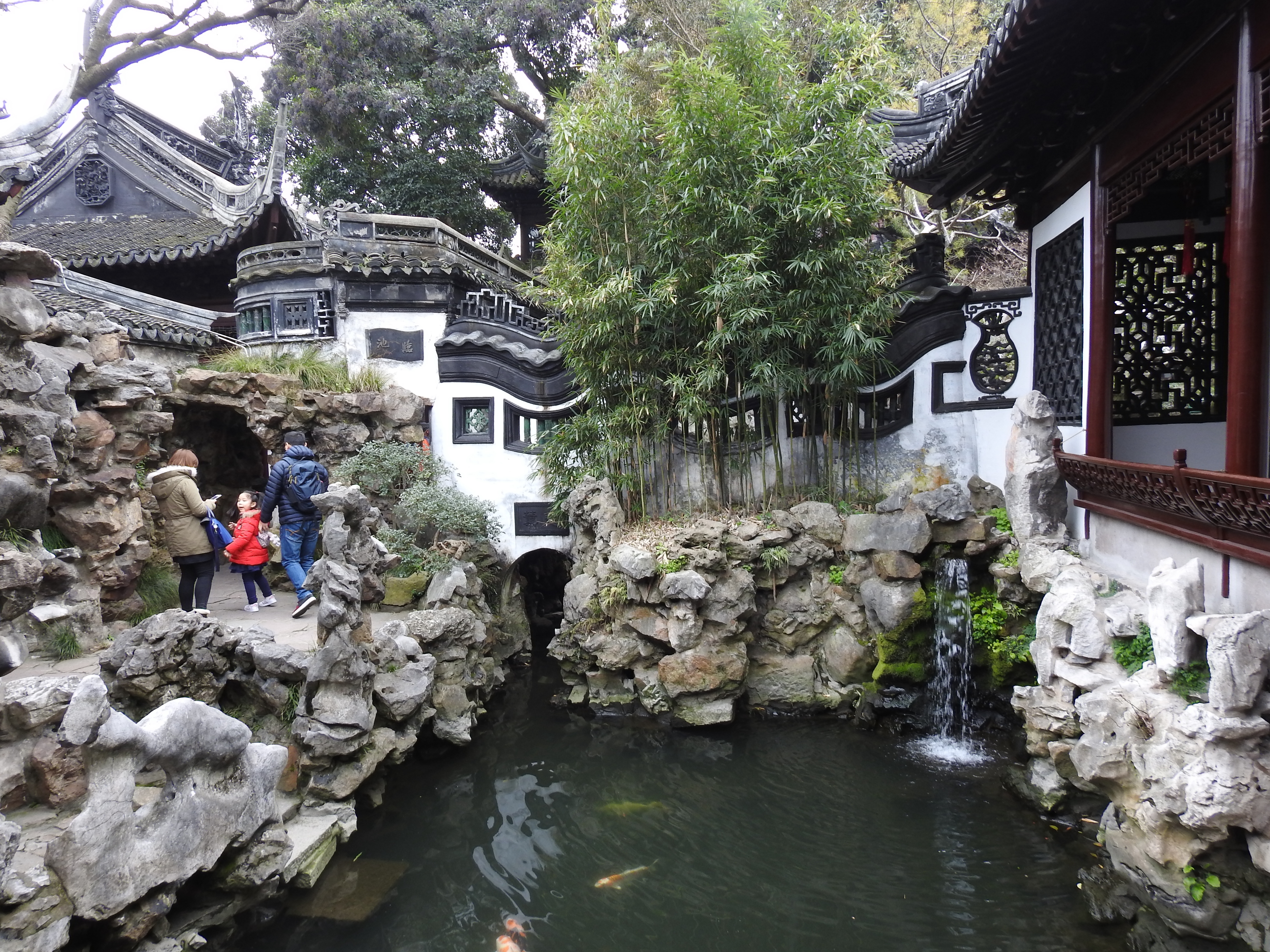 再加上龙形小池本身,共九龙,小池因而得名九龙池